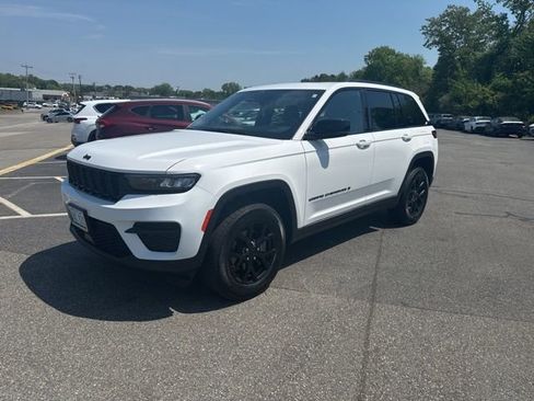Used 2024 Jeep Grand Cherokee Altitude AWD/4WD image 4