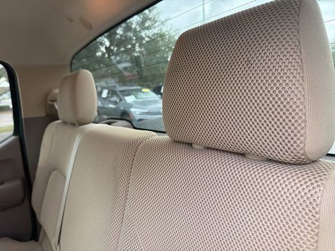 Used 2010 Nissan Frontier SE image 11