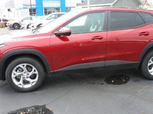 Used 2024 Chevrolet Trax LS w/ LS Convenience Package FWD image 4