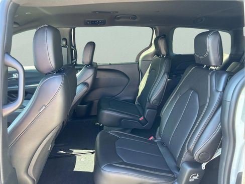 New 2026 Chrysler Pacifica Select image 25