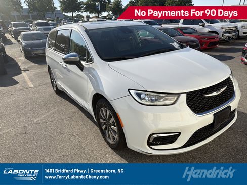 Used 2023 Chrysler Pacifica Limited FWD image 1