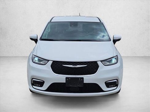 Used 2023 Chrysler Pacifica Touring-L image 2