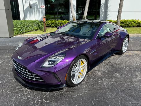 Used 2025 Aston Martin V8 Vantage Coupe RWD image 10