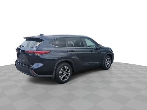 Used 2023 Toyota Highlander XLE FWD image 8