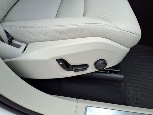 Certified 2025 Volvo XC90 T8 Plus w/ Protection Package Premier AWD/4WD image 12