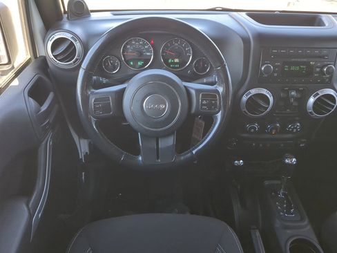 Used 2014 Jeep Wrangler Unlimited Sahara image 16