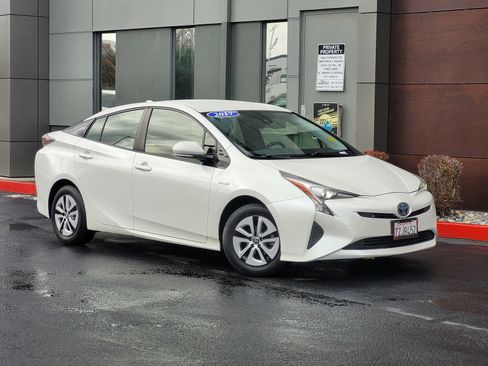 Used 2017 Toyota Prius Two image 1