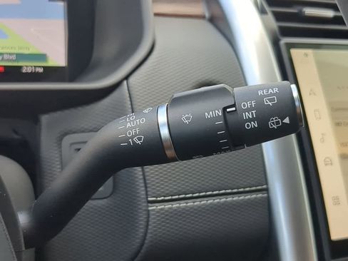 Used 2025 Land Rover Discovery Dynamic SE image 28