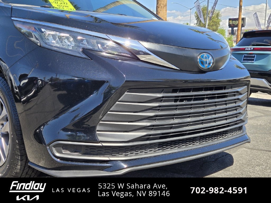 Used 2024 Toyota Sienna LE FWD image 2