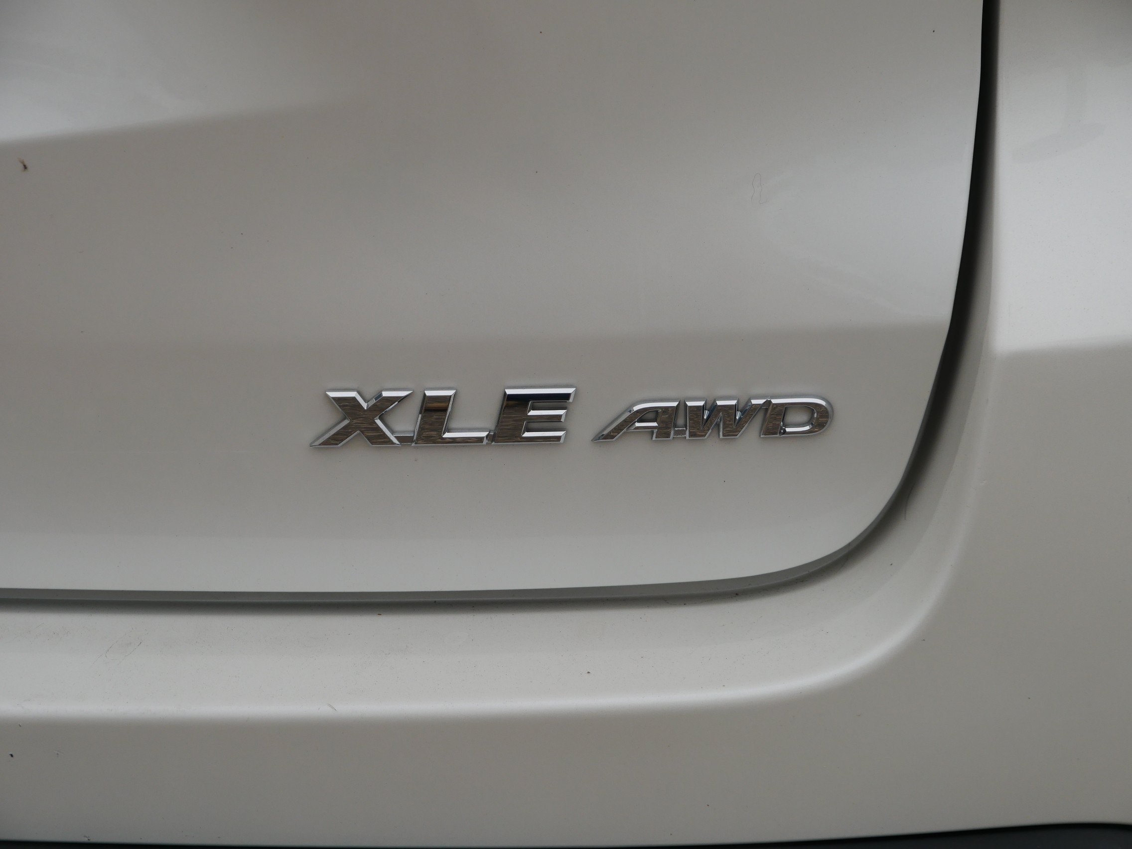 Used 2018 Toyota Highlander XLE w/ Carpet Mat Package (TMS) AWD/4WD image 4