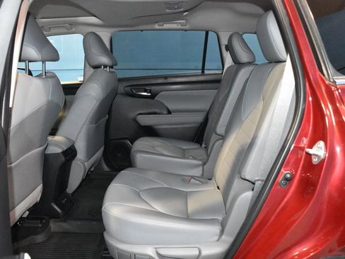 Used 2021 Toyota Highlander XLE image 21