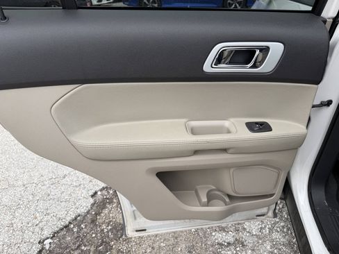 Used 2015 Ford Explorer XLT w/ Equipment Group 202B FWD image 17