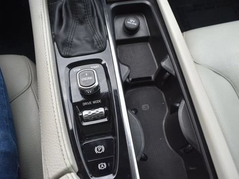 Used 2017 Volvo XC90 T6 Momentum w/ Convenience Package AWD/4WD image 30