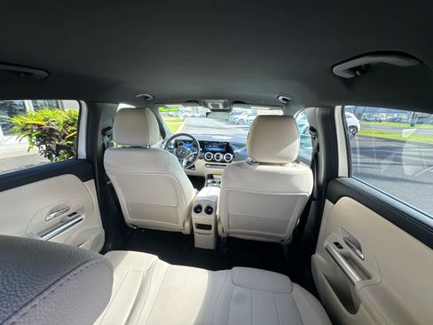 Used 2025 Mercedes-Benz GLA 250 4MATIC image 10