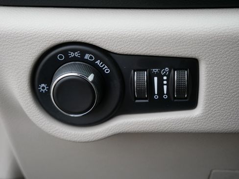 Used 2023 Chrysler Voyager LX image 26