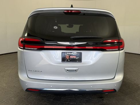 Used 2024 Chrysler Pacifica Touring-L FWD image 6