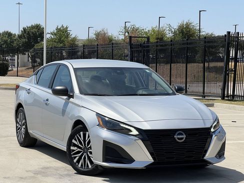 Used 2025 Nissan Altima 2.5 SV FWD image 2
