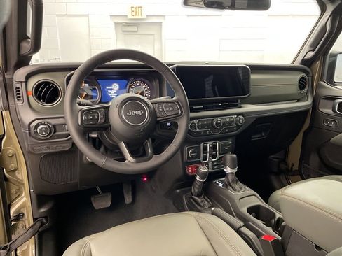 New 2025 Jeep Gladiator Mojave w/ Convenience Group image 10