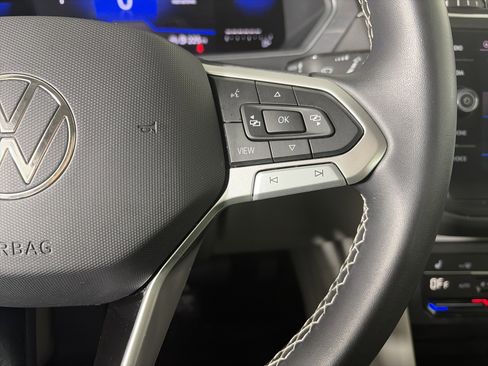 Used 2022 Volkswagen Tiguan SE image 17