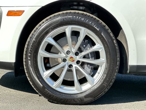 Certified 2025 Porsche Macan AWD/4WD image 30