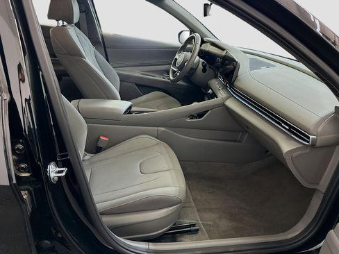 Used 2025 Hyundai Elantra SEL image 33