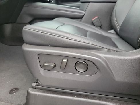 Used 2025 Chevrolet Suburban Z71 AWD/4WD image 13