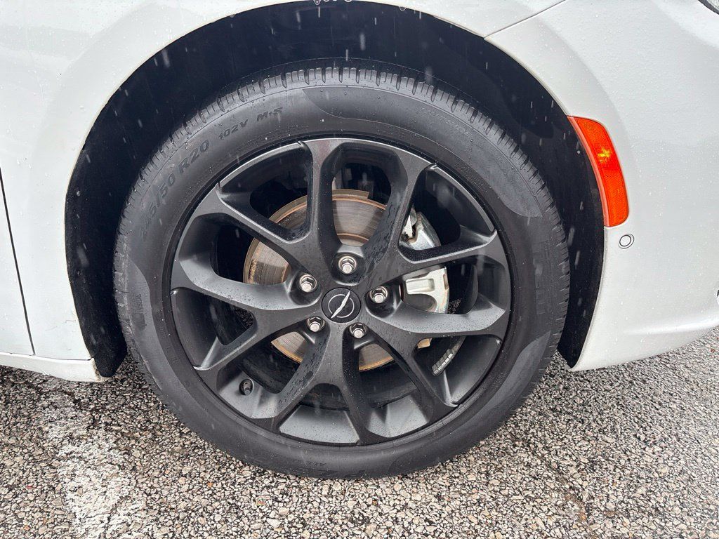 Used 2024 Chrysler Pacifica Touring-L w/ S Appearance Package FWD image 10