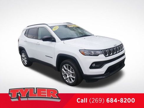Used 2022 Jeep Compass Latitude image 1