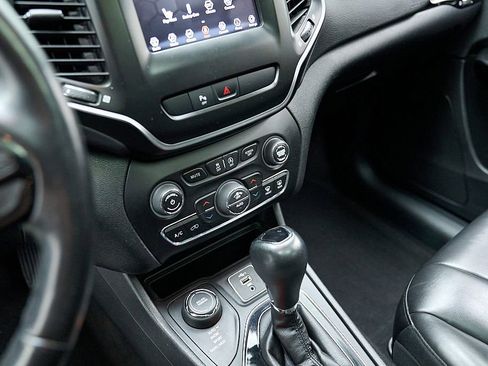 Used 2019 Jeep Cherokee Latitude Plus AWD/4WD image 14