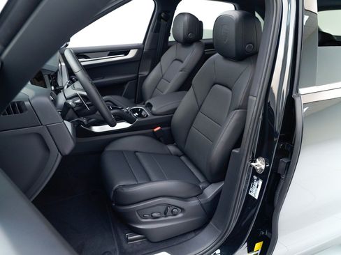 Certified 2026 Porsche Cayenne AWD/4WD image 5