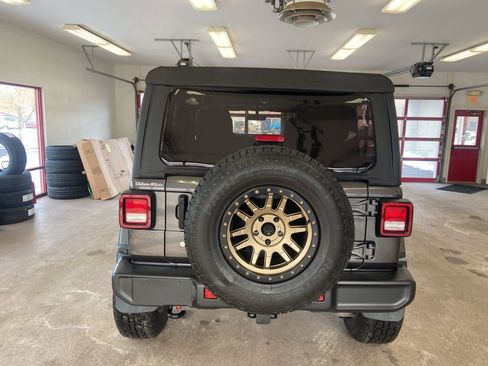 Used 2018 Jeep Wrangler Unlimited Sahara image 14