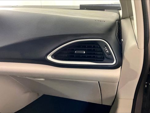 Used 2018 Chrysler Pacifica Touring-L image 17