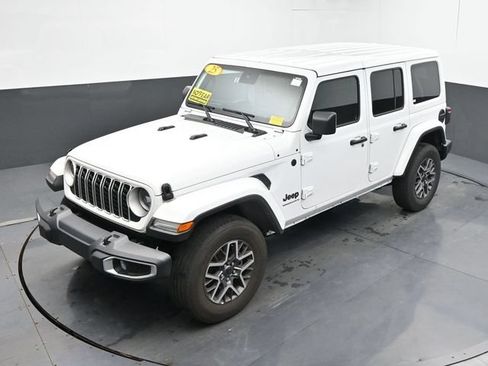 Used 2025 Jeep Wrangler Unlimited Sahara AWD/4WD image 41