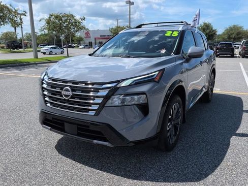 Used 2025 Nissan Rogue Platinum FWD image 8