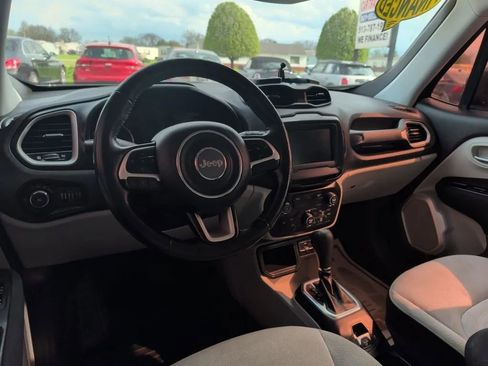 Used 2018 Jeep Renegade Latitude w/ Cold Weather Group FWD image 22