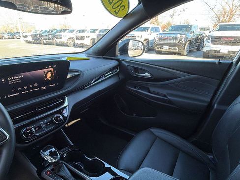 Certified 2025 Buick Envista Sport Touring image 17