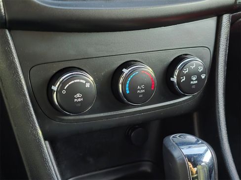 Used 2014 Dodge Avenger SE image 17