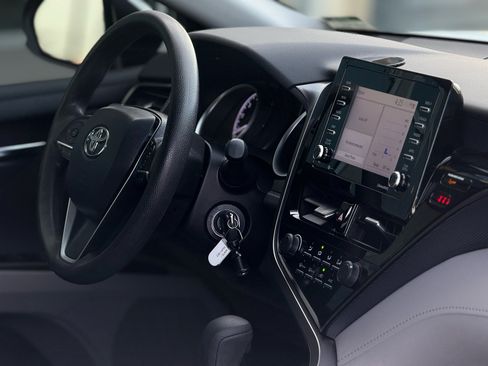 Used 2021 Toyota Camry LE image 14