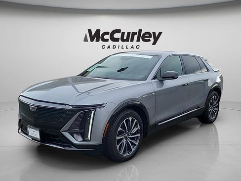 Certified 2024 Cadillac Lyriq Luxury AWD/4WD image 3