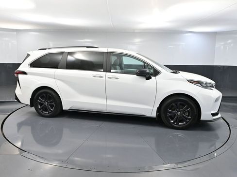 Used 2024 Toyota Sienna XSE AWD/4WD image 3