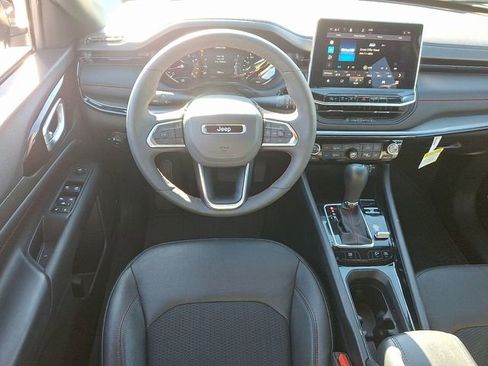 Used 2024 Jeep Compass Trailhawk w/ Trailhawk Convenience Group AWD/4WD image 11