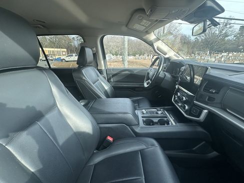 Used 2023 Ford Expedition XLT image 4