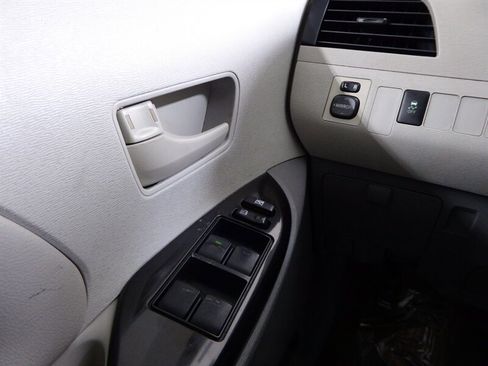 Used 2013 Toyota Sienna L image 14