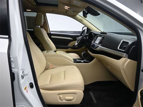 Used 2017 Toyota Highlander XLE image 38