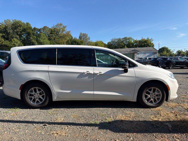 Used 2024 Chrysler Pacifica Touring-L FWD image 4
