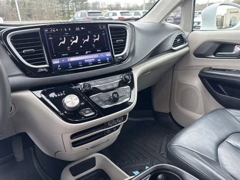 Used 2022 Chrysler Pacifica Touring-L FWD image 9