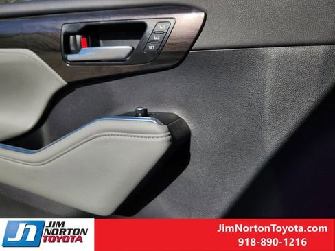 Used 2025 Toyota Highlander Platinum image 26
