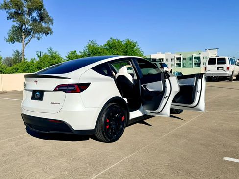 Used 2022 Tesla Model Y Long Range AWD/4WD image 32