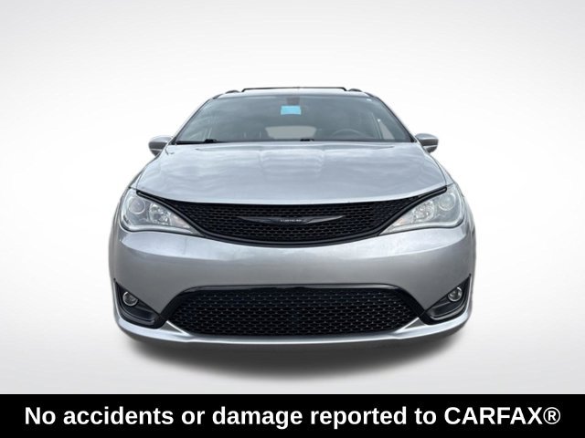 Used 2018 Chrysler Pacifica Touring-L w/ Premium Audio Group FWD image 2
