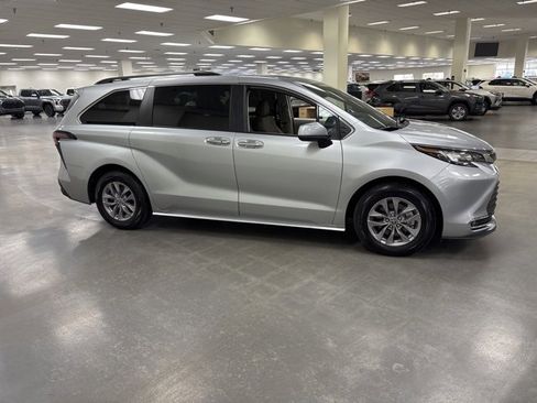 Used 2023 Toyota Sienna XLE image 8